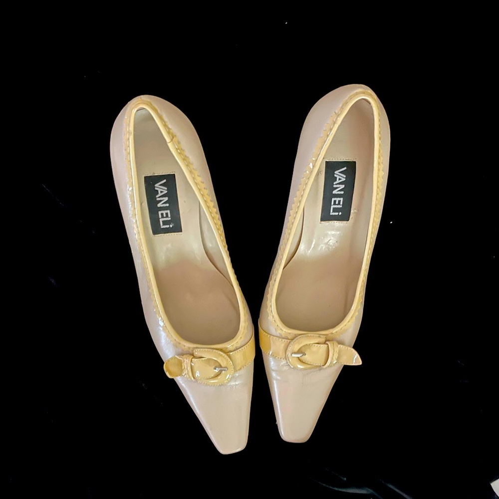 VANELI lovely crème beige heels. Decorative buckle*. Good condition. Size 8 M.